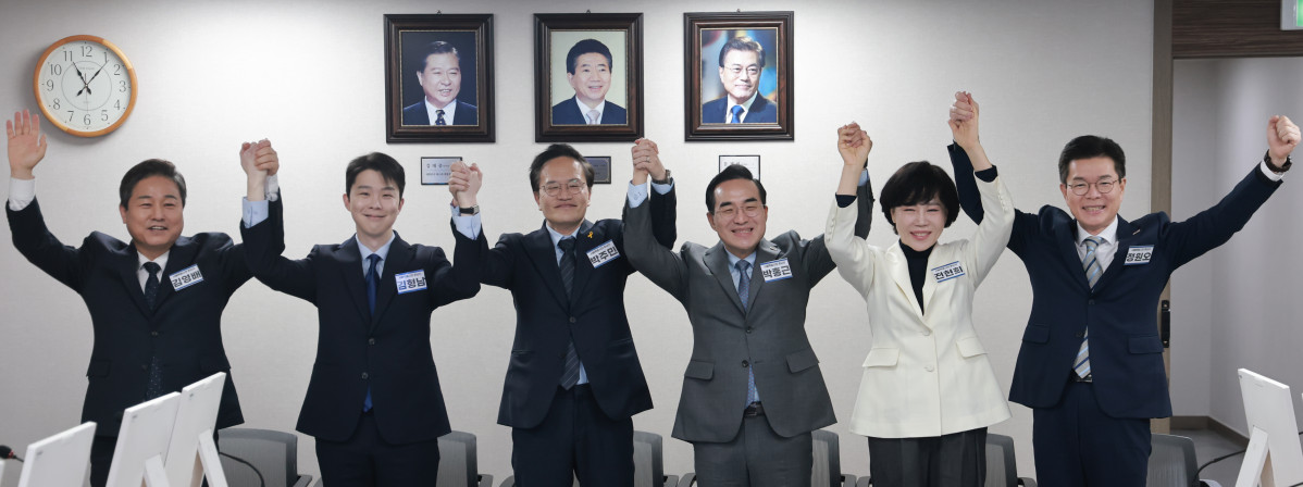 ▲6·3 지방선거 서울시장에 도전하는 더불어민주당 예비 후보들이 23일 서울 영등포구 여의도 중앙당사에서 열린 광역단체장 후보 면접에 참석해 기념 촬영하고 있다. (왼쪽부터) 더불어민주당 김영배 의원, 김형남 전 군인권센터 사무국장, 더불어민주당 박주민·박홍근·전현희 의원, 정원오 성동구청장.