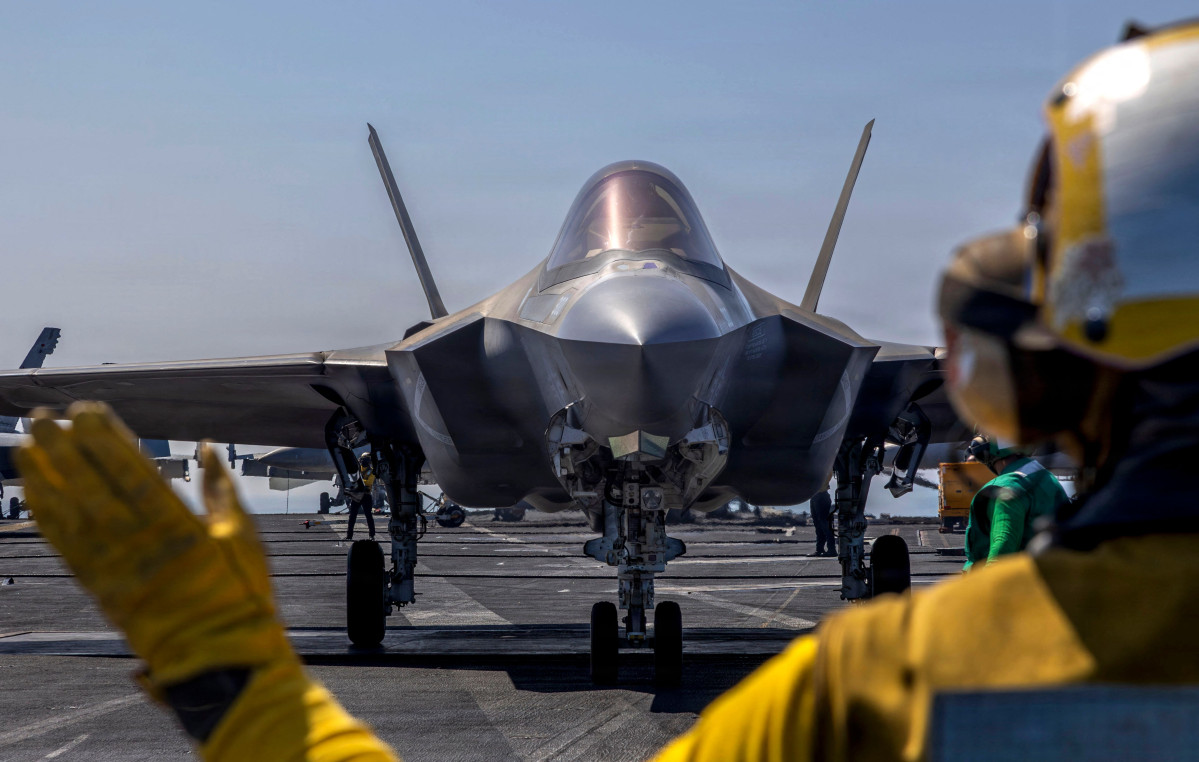▲20일(현지시간) 미군 해병대 소속 F-35C 전투기가 아라비아해에 있는 에이브러햄 링컨 항공모함 갑판에서 이륙을 준비하고 있다. (AFP연합뉴스)