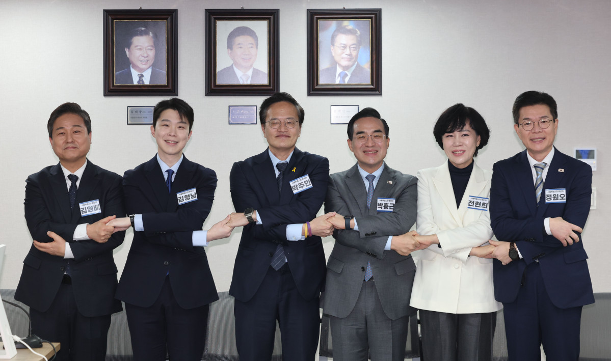 ▲23일 오전 서울 영등포구 더불어민주당 당사에서 열린 중앙당공천관리위원회 2차 회의 및 광역단체장 후보자 면접에서 서울시장 후보들이 손을 맞잡고 기념촬영을 하고 있다. 왼쪽부터 김영배 의원, 김형남 전 군인권센터 사무국장, 박주민·박홍근·전현희 의원, 정원오 성동구청장. (사진=뉴시스)