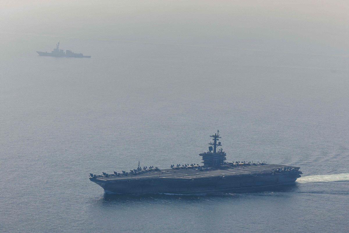 ▲미 해군이 공개한 사진에서 니미츠급 항공모함 USS 에이브러햄 링컨(CVN 72)과 알리 버크급 유도 미사일 구축함 USS 프랭크 E. 피터슨 주니어(DDG 121)가 2월 6일 아라비아 해를 항해하고 있다. (AFP연합뉴스)