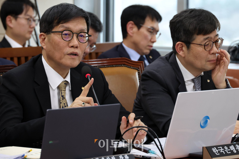 ▲이창용 한국은행 총재가 23일 서울 여의도 국회에서 열린 재정경제기획위원회 전체회의에서 의원 질의에 답하고 있다. 고이란 기자 photoeran@
