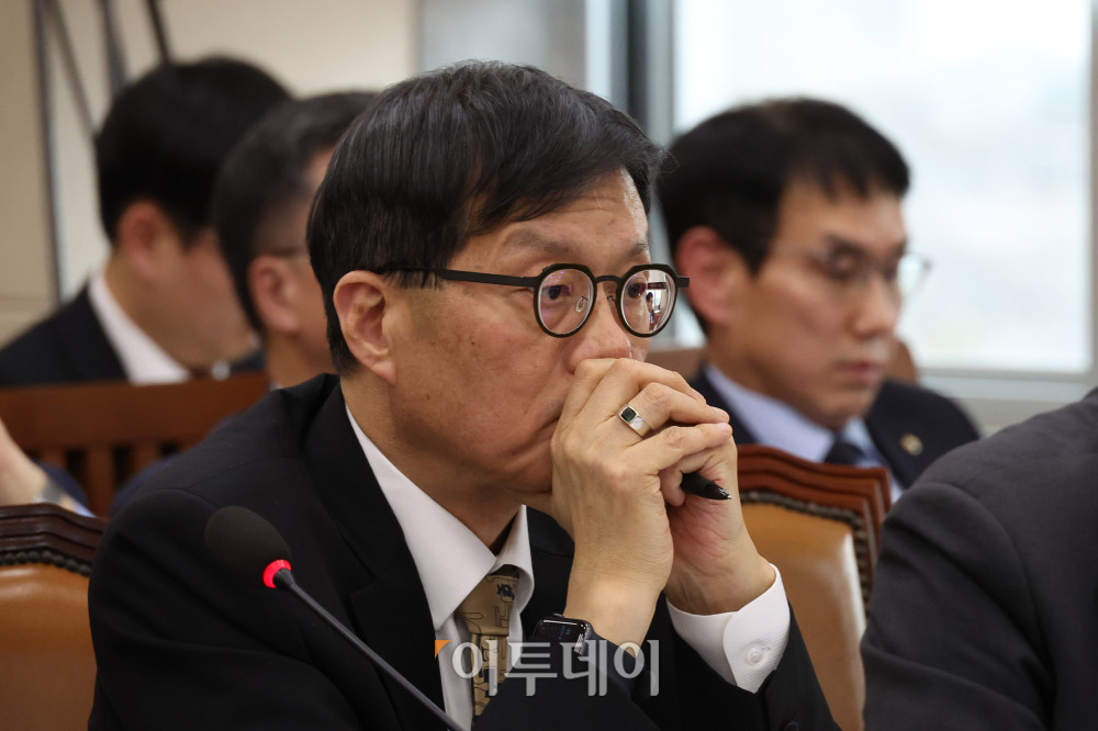 ▲이창용 한국은행 총재가 23일 서울 여의도 국회에서 열린 재정경제기획위원회 전체회의 참석하고 있다. 고이란 기자 photoeran@