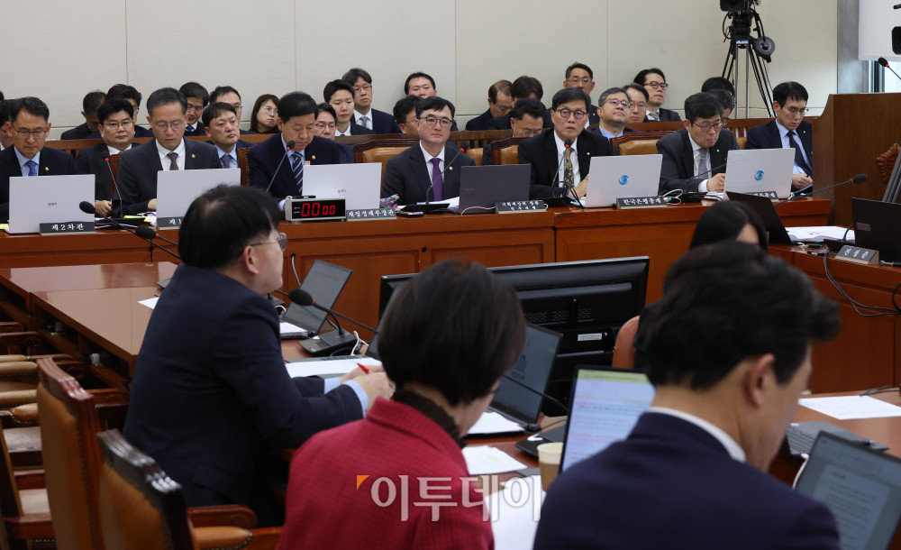 ▲이창용 한국은행 총재가 23일 서울 여의도 국회에서 열린 재정경제기획위원회 전체회의에서 의원 질의에 답하고 있다. 고이란 기자 photoeran@