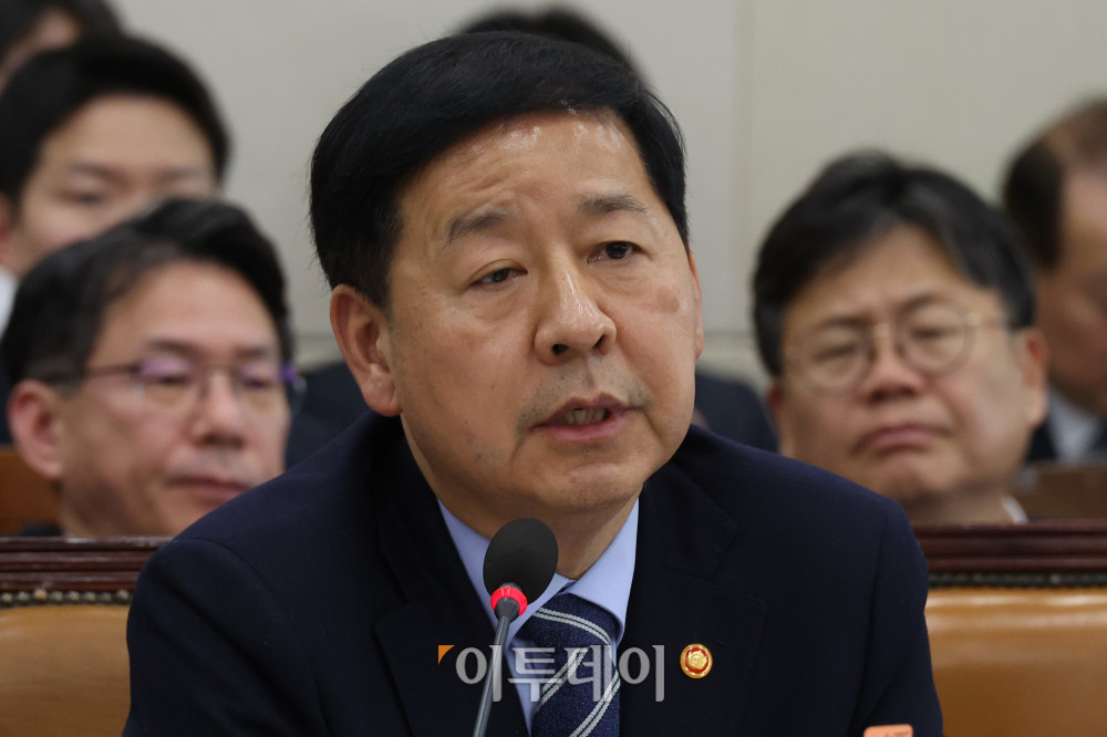 ▲구윤철 부총리 겸 재경경제부 장관이 23일 서울 여의도 국회에서 열린 재정경제기획위원회 전체회의에서 의원 질의에 답하고 있다. 고이란 기자 photoeran@