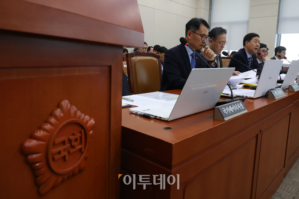 ▲구윤철 부총리 겸 재경경제부 장관이 23일 서울 여의도 국회에서 열린 재정경제기획위원회 전체회의에서 의원 질의에 답하고 있다. 고이란 기자 photoeran@