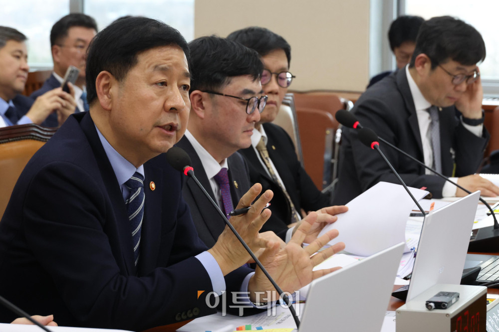 ▲구윤철 부총리 겸 재경경제부 장관이 23일 서울 여의도 국회에서 열린 재정경제기획위원회 전체회의에서 의원 질의에 답하고 있다. 고이란 기자 photoeran@