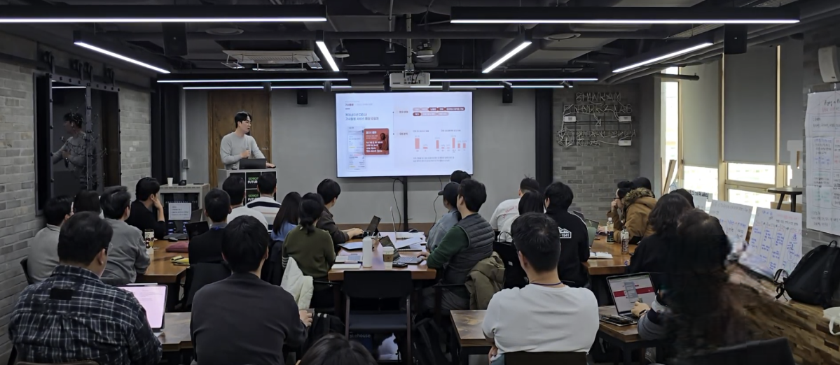 ▲김견원 케어네이션 대표가 21일 서울 공덕 FRONT1에서 열린 ‘AI 시대, 돌봄 산업의 미래 | Care-Tech 2026’에서 돌봄 시장의 데이터 기반 설계와 플랫폼 비즈니스 모델에 관해 발표하고 있다. (시니어퓨처 제공)