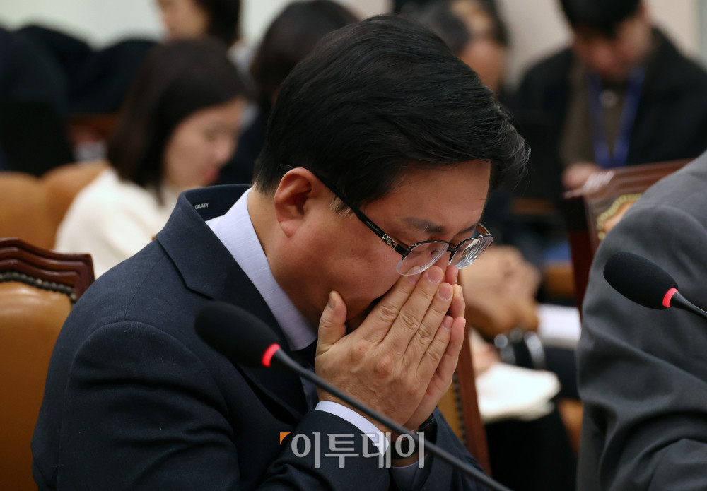 ▲김성환 기후에너지환경부 장관이 23일 서울 여의도 국회에서 열린 법제사법위원회 전체회의에서 얼굴을 감싸고 있다. 고이란 기자 photoeran@