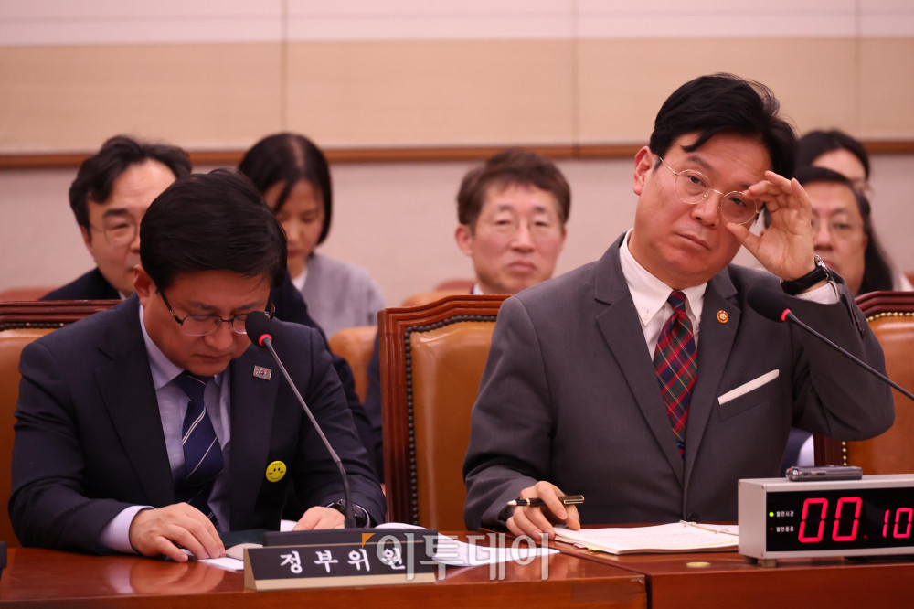 ▲김영훈(오른쪽) 고용노동부 장관과 김성환 기후에너지환경부 장관이 23일 서울 여의도 국회에서 열린 법제사법위원회 전체회의에 참석하고 있다. 고이란 기자 photoeran@