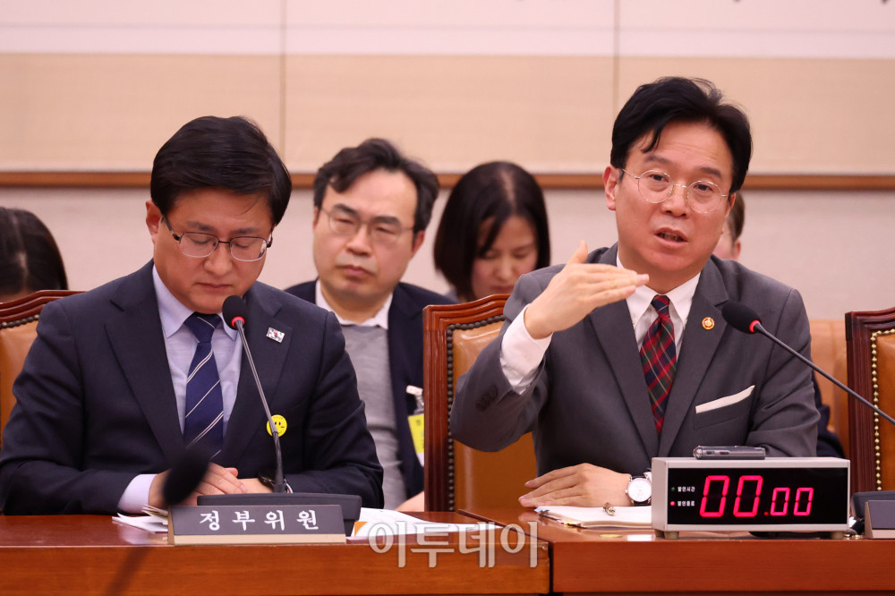 ▲김영훈 고용노동부 장관이 23일 서울 여의도 국회에서 열린 법제사법위원회 전체회의에서 의원 질의에 답하고 있다. 왼쪽은 김성환 기후에너지환경부 장관. 고이란 기자 photoeran@