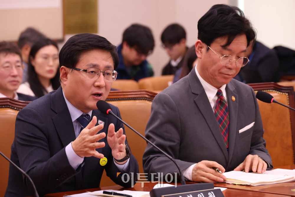 ▲김성환 기후에너지환경부 장관이 23일 서울 여의도 국회에서 열린 법제사법위원회 전체회의에서 의원 질의에 답하고 있다. 오른쪽은 김영훈 고용노동부 장관. 고이란 기자 photoeran@