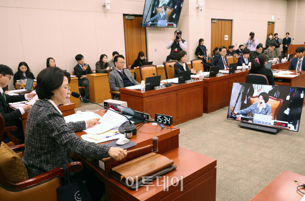 ▲23일 서울 여의도 국회에서 열린 법제사법위원회 전체회의에서 추미애 위원장이 의사봉을 두드리고 있다. 고이란 기자 photoeran@