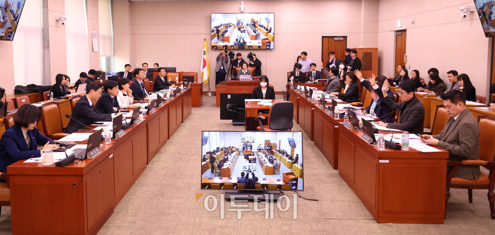 ▲23일 서울 여의도 국회에서 열린 법제사법위원회 전체회의에서 국민의힘 반대 의견 속에 거수표결이 이뤄지고 있다. 고이란 기자 photoeran@