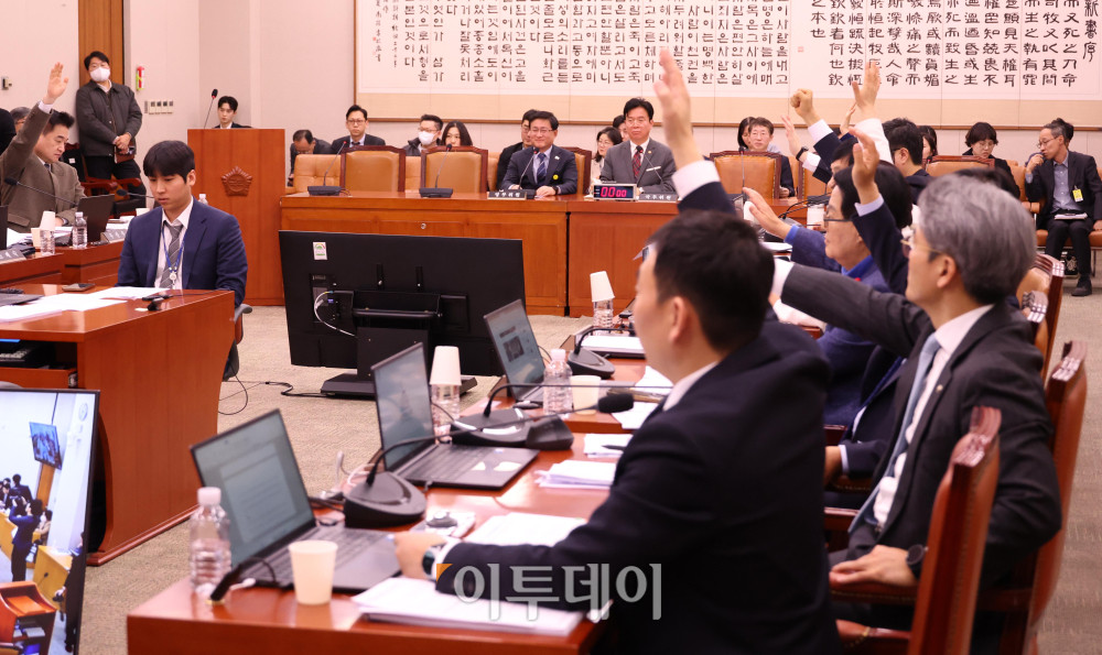 ▲23일 서울 여의도 국회에서 열린 법제사법위원회 전체회의에서 국민의힘 반대 의견 속에 거수표결이 이뤄지고 있다. 고이란 기자 photoeran@