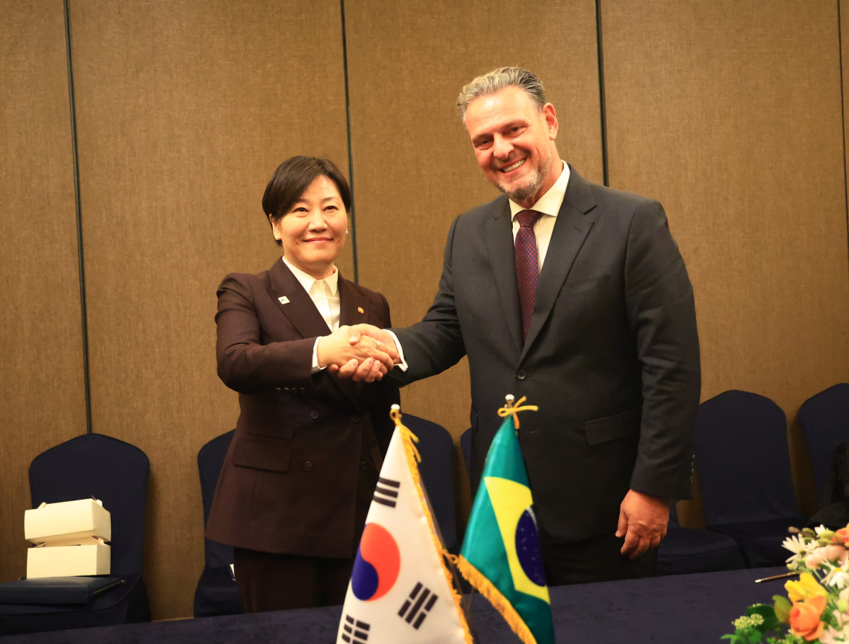 ▲송미령 농림축산식품부 장관(왼쪽)이 23일 서울에서 카를로스 엥히키 바케다 파바로 브라질 농업축산부 장관과 면담에 앞서 악수를 나누고 있다. (사진제공=농림축산식품부)