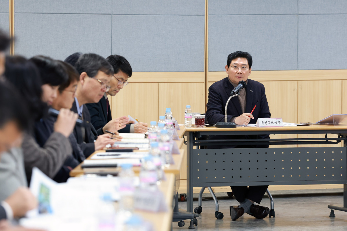 ▲이상일 용인특례시장이 23일 기흥구청에서 열린 현장 간부 공무원 회의에 참석해 발언하고 있다. (용인특례시)