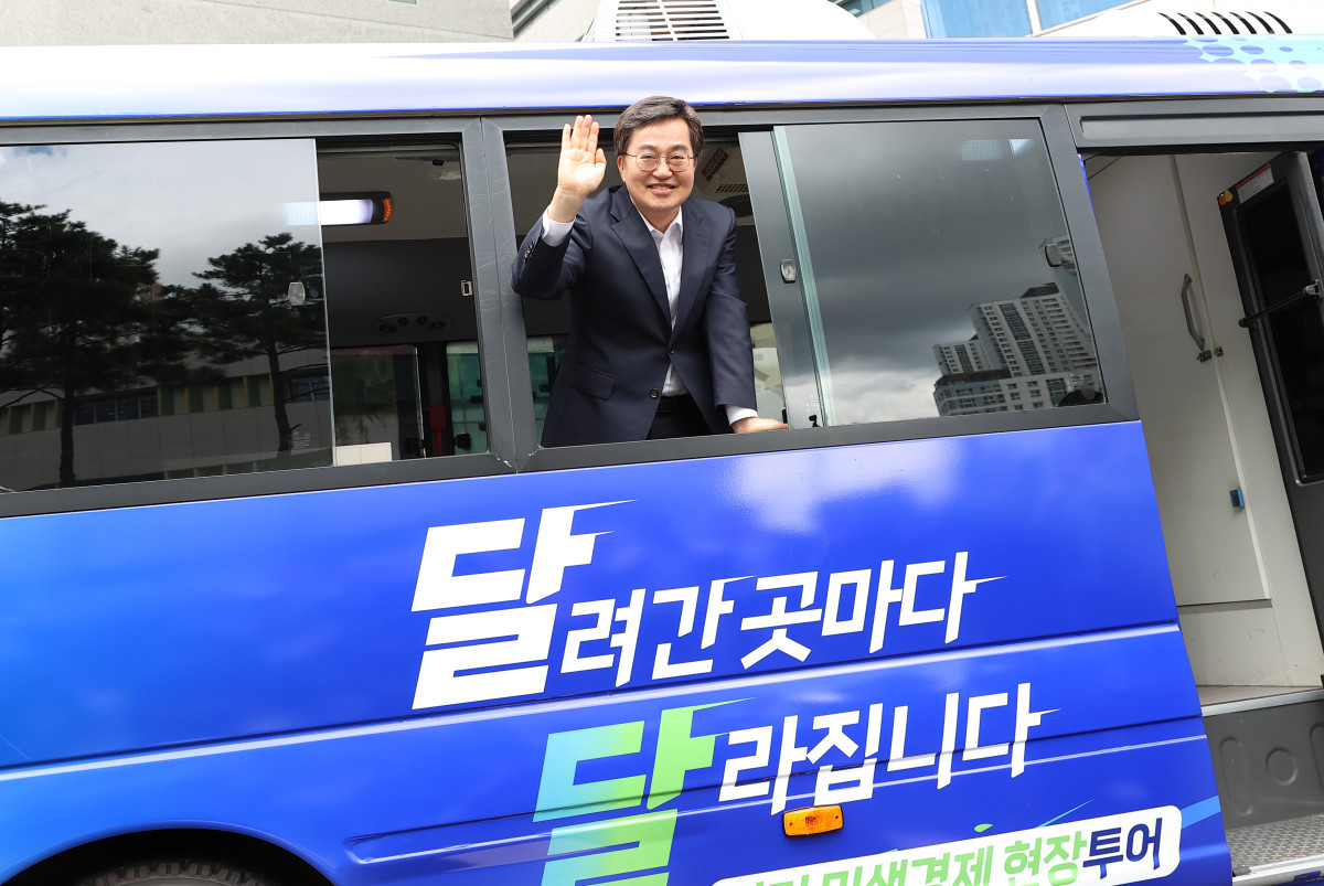 ▲김동연 경기도지사가 달달버스 차창 밖으로 손을 흔들며 민생경제 현장투어를 알리고 있다. 경기도는 23일 김 지사가 25일 남양주를 시작으로 4월 3일까지 두 번째 민생경제 현장투어 '달달투어'에 나선다고 밝혔다. (경기도)