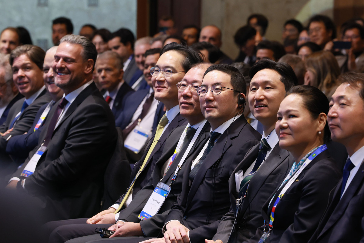 ▲이재용 삼성전자 회장, 정의선 현대자동차그룹 회장, 구광모 LG 회장, 정긴선 HD현대 회장을 비롯한 양국 경제인들이 서울 소공동 롯데호텔에서 열린 ‘한–브라질 비즈니스 포럼’에 참석해 루이스 이나시우 룰라 다 시우바 브라질 대통령의 기조강연을 경청하고 있다. 한국과 브라질 경제계는 첨단제조, 전략광물, 인공지능(AI), 농식품, 헬스·라이프스타일 산업 등 주요 분야에서의 경제협력 확대 방안을 국빈 방한 중인 브라질 대통령에게 전달했다. (한경협)