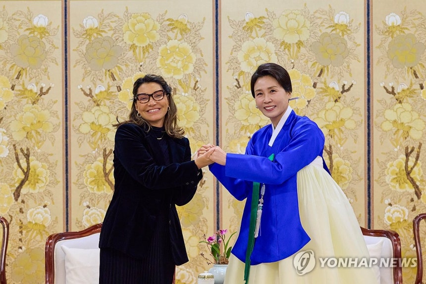 ▲김혜경 여사가 23일 청와대에서 루이스 이나시우 룰라 다시우바 브라질 대통령과 함께 국빈 방한한 호잔젤라 여사와 환담 전 기념촬영을 하고 있다. (청와대 제공, 연합뉴스)
