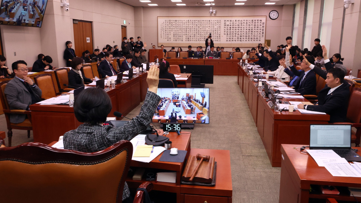 ▲추미애 국회 법사위원장과 더불어민주당 등 의원들이 23일 국회에서 열린 법제사법위원회 전체 회의에서 안건 거수 표결에서 찬성표를 던지고 있다. 사진=연합뉴스
