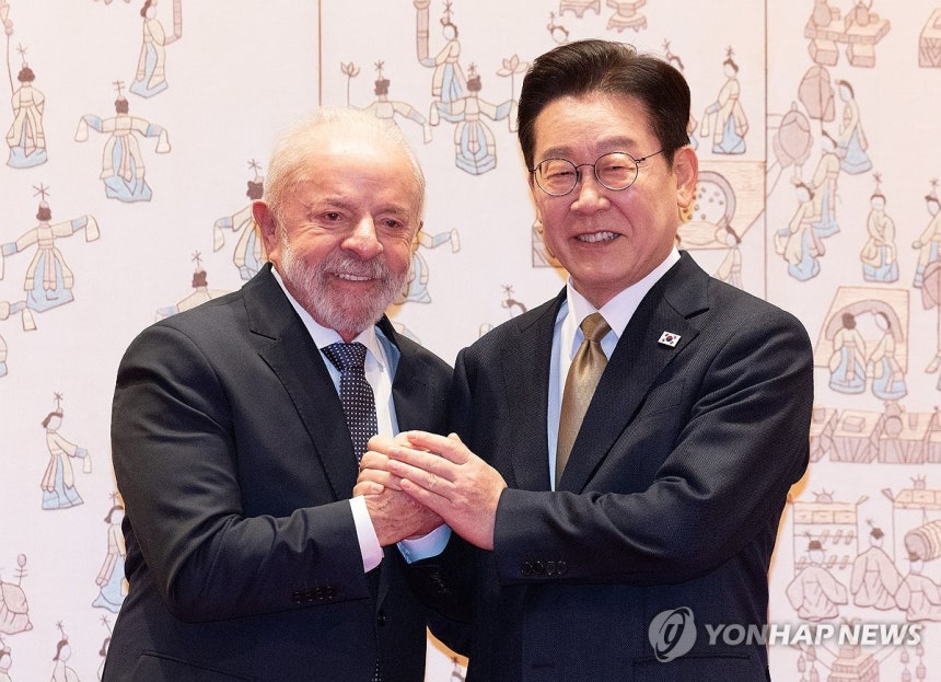 ▲이재명 대통령과 루이스 이나시우 룰라 다시우바 브라질 대통령이 23일 청와대에서 국빈 방한 공식 환영식 후 기념 촬영을 하고 있다. (연합뉴스)