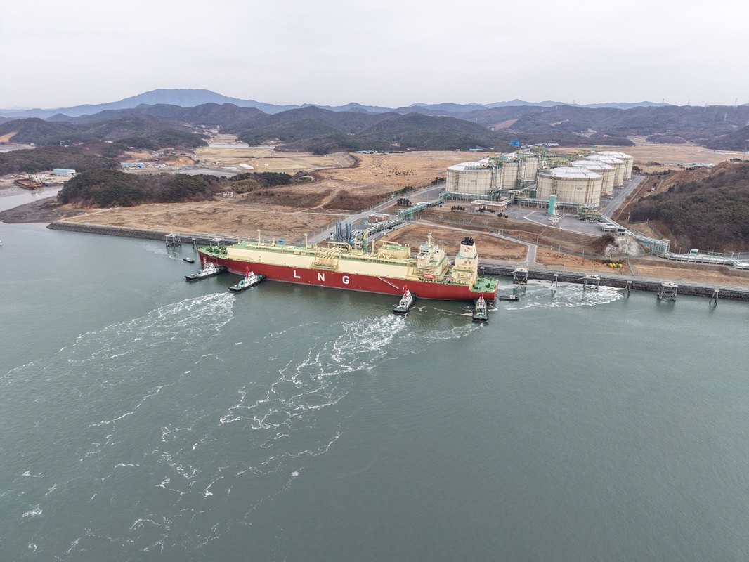 ▲SK이노베이션 E&S의 액화천연가스(LNG) 수송선이 23일 호주 바로사 가스전에서 생산된 LNG를 싣고 보령 LNG터미널에 처음 입항하고 있다. (사진제공=SK이노베이션 E&S)