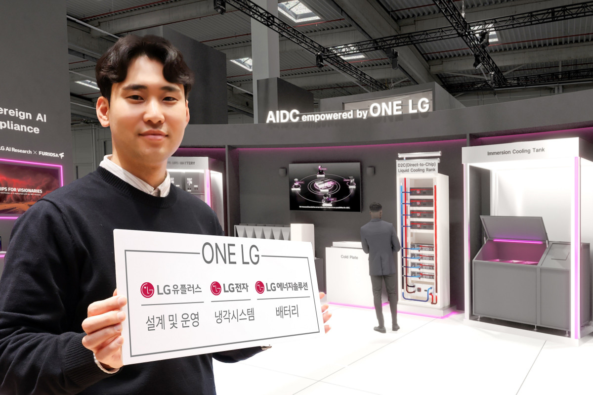 ▲LG유플러스가 MWC26에서 LG그룹과의 시너지를 기반으로 한 글로벌 최고 수준의 AI 데이터센터(AIDC) 전략을 공개한다. 사진은 LG유플러스 임직원이 ‘ONE LG’ 역량을 소개하는 모습. (사진제공=LG유플러스)