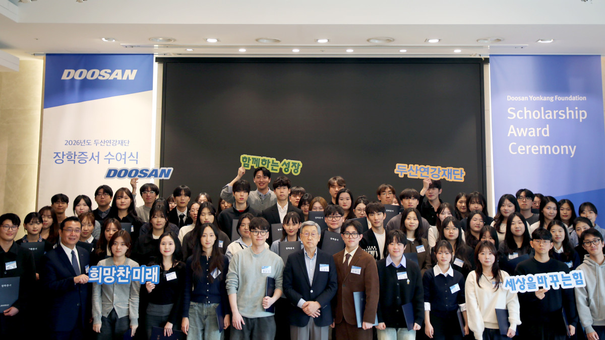 ▲23일 열린 ‘2026년 두산연강재단 장학증서 수여식’에서 두산연강재단 박용현 이사장(앞줄 가운데)이 장학생들과 기념사진 촬영을 하고 있다. (두산)
