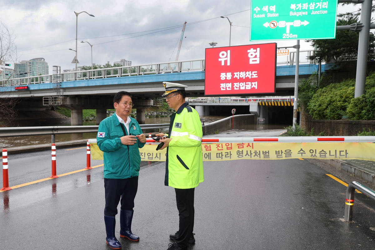 ▲박강수 마포구청장이 지하 차도 인공지능(AI) 침수 방지 시스템을 점검하기 위해 현장을 찾았다. (사진 제공 = 마포구)