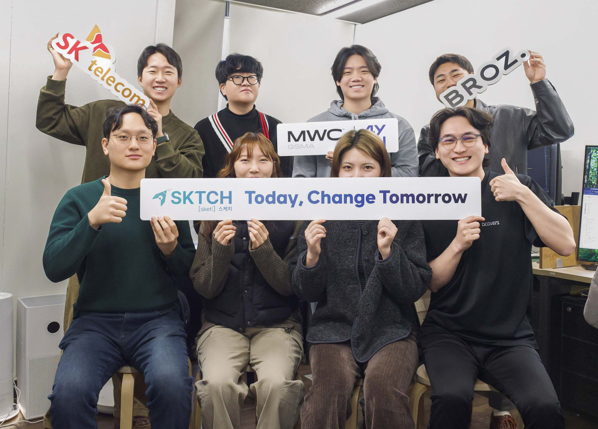 ▲브로즈 김찬일, 김승윤 대표와 임직원들이 ‘SKT 스타트업 전시관’의 슬로건을 들고 포즈를 취하는 모습. (사진제공=SK텔레콤)