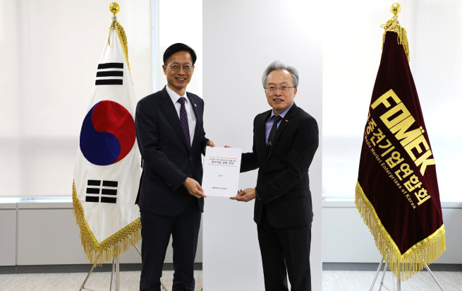 ▲최진식 한국중견기업연합회 회장(오른쪽)이 23일 김용선 지식재산처장에게 '지식재산 기반 성장사다리 강화를 위한 중견기업 정책 건의'를 전달하고 있다. (사진제공=중견기업연합회)