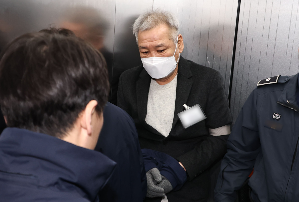 ▲건진법사 전성배씨가 19일 서울 서초구 안권섭 상설특별검사 사무실에 참고인 신분으로 출석하고 있다. (연합뉴스)