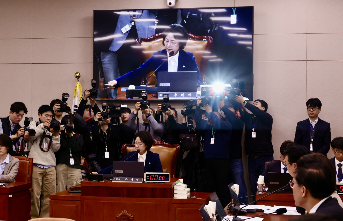 ▲추미애 국회 법사위원장이 24일 오전 서울 여의도 국회에서 열린 법제사법위원회 전체회의에서 의사봉을 두드리고 있다. (사진=뉴시스)