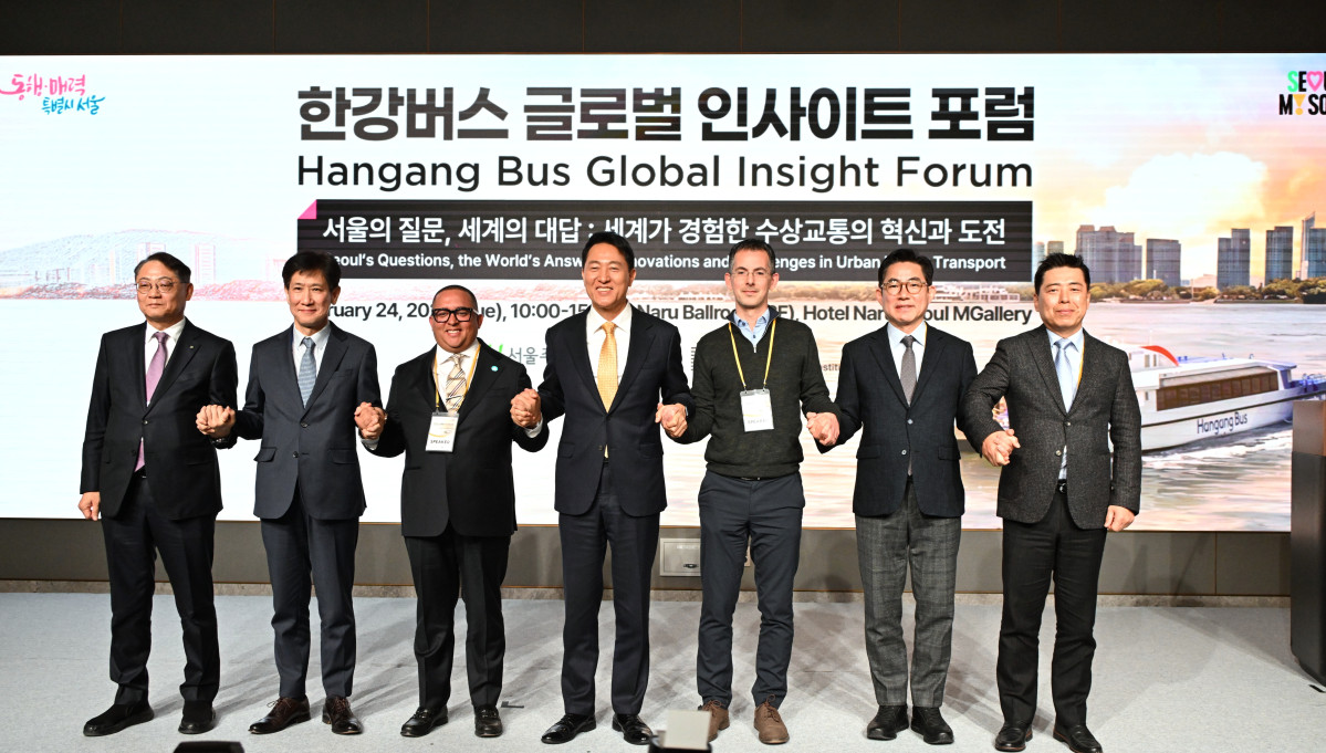 ▲오세훈 서울시장이 24일 마포구 호텔나루 서울엠갤러리에서 열린 '한강버스 글로벌 인사이트 포럼'에서 참석자들과 기념촬영하고 있다. (서울시 제공)
