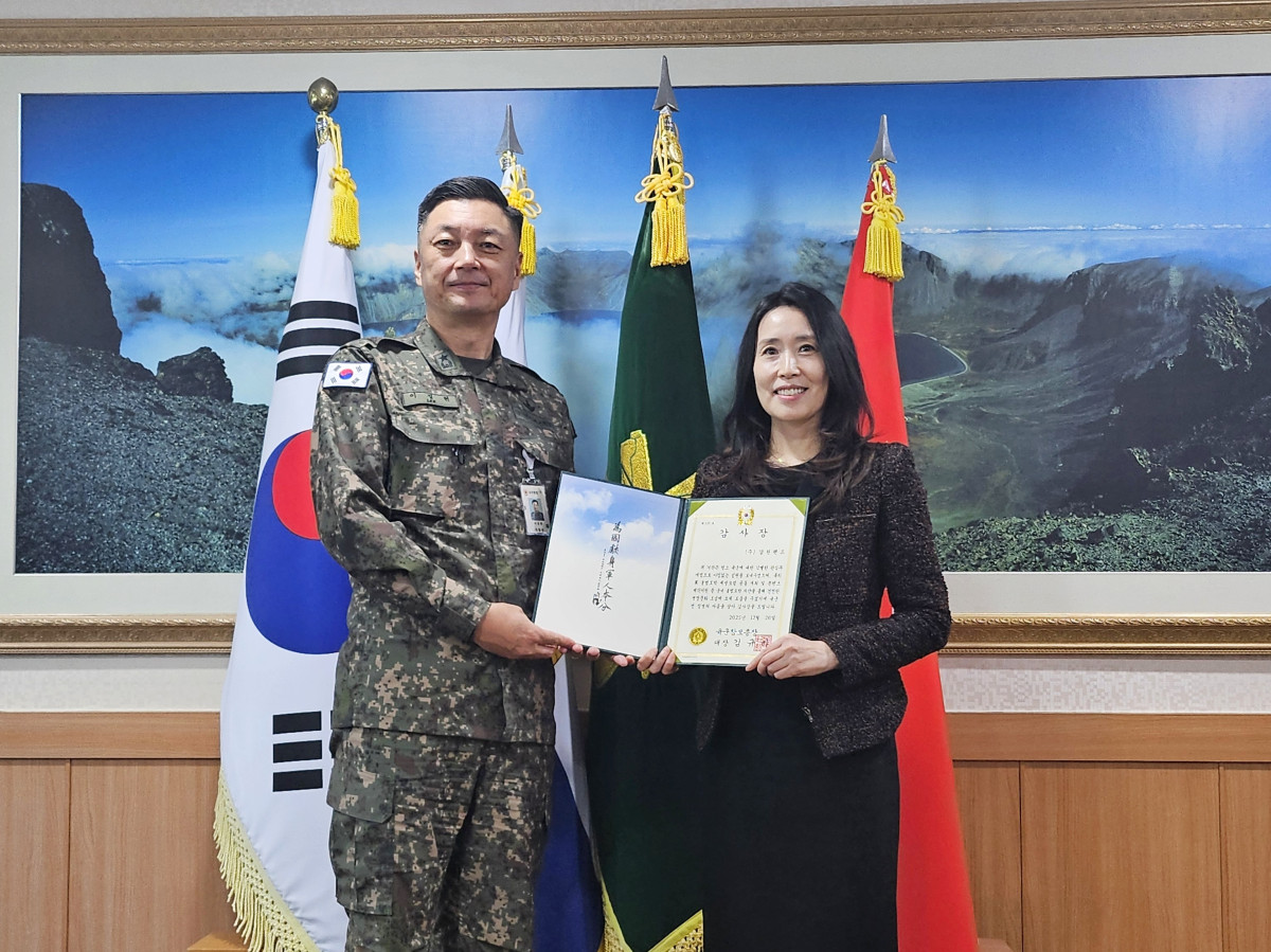 ▲(왼쪽부터) 군사경찰실장 이정현 준장, 심경임 강원랜드 건전화추진팀장이 기념 촬영하고 있다. (사진제공=강원랜드)