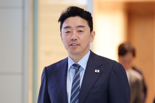▲강훈식 대통령 비서실장이 전략경제협력 대통령 특사 자격으로 아랍에미리트(UAE) 방문을 위해 24일 인천국제공항을 통해 출국하고 있다. (연합뉴스)