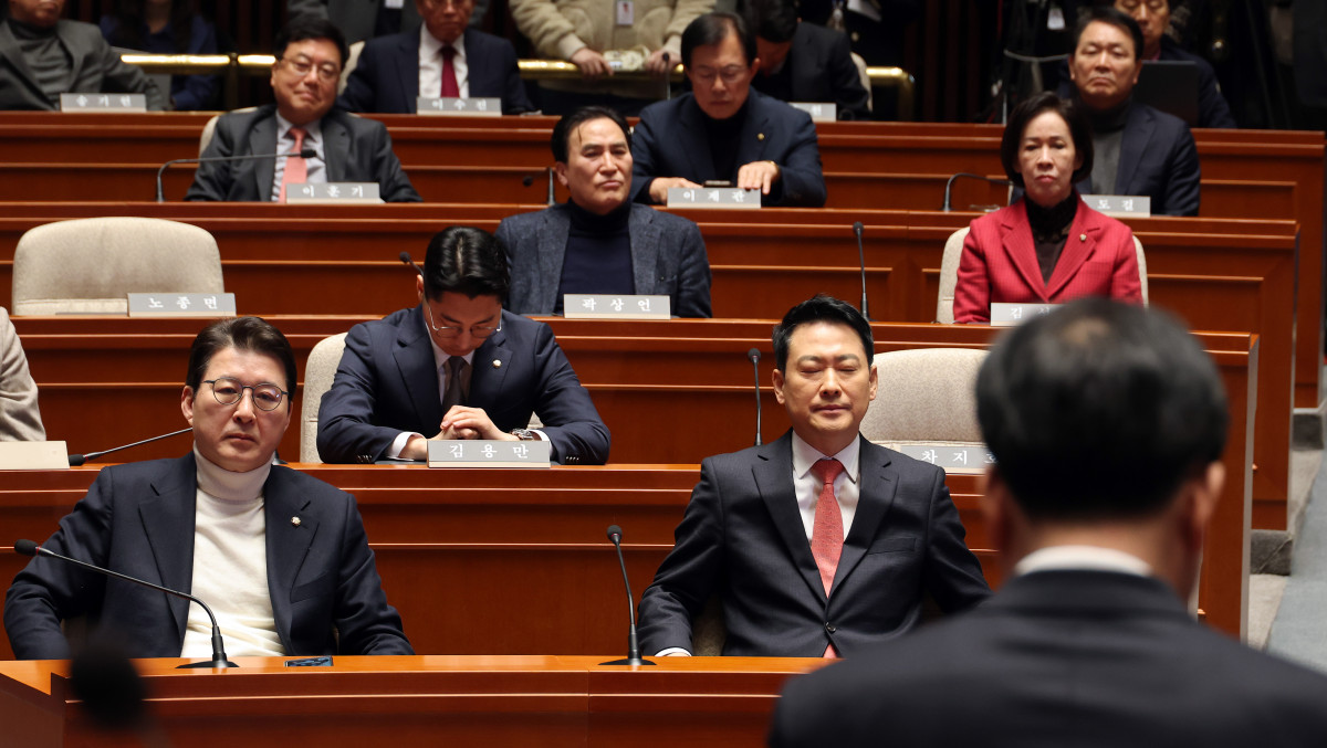 ▲국민의힘 장동혁 대표를 비롯한 참석 의원들이 24일 국회에서 열린 의원총회에서 송언석 원내대표의 발언을 듣고 있다. (연합뉴스)