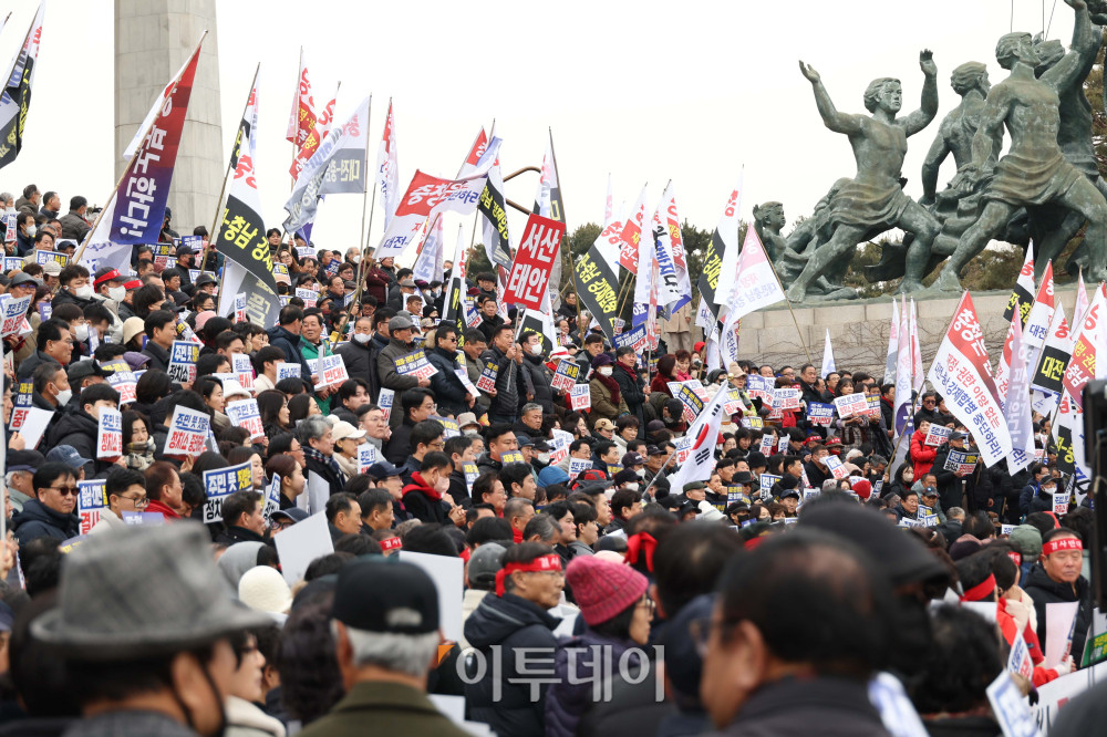 ▲24일 서울 여의도 국회 본관 앞 계단에서 열린 대전·충남 졸속 통합 반대 범시·도민 총궐기대회에서 참석자들이 피켓을 들고 구호를 외치고 있다. 이날 국회 법제사법위원회는 여당 주도로 광주전남 통합특별법을  통과시켰다. 대전충남 및 대구경북 통합 특별법은 야당의 반발로 처리가 미뤄졌다. 고이란 기자 photoeran@