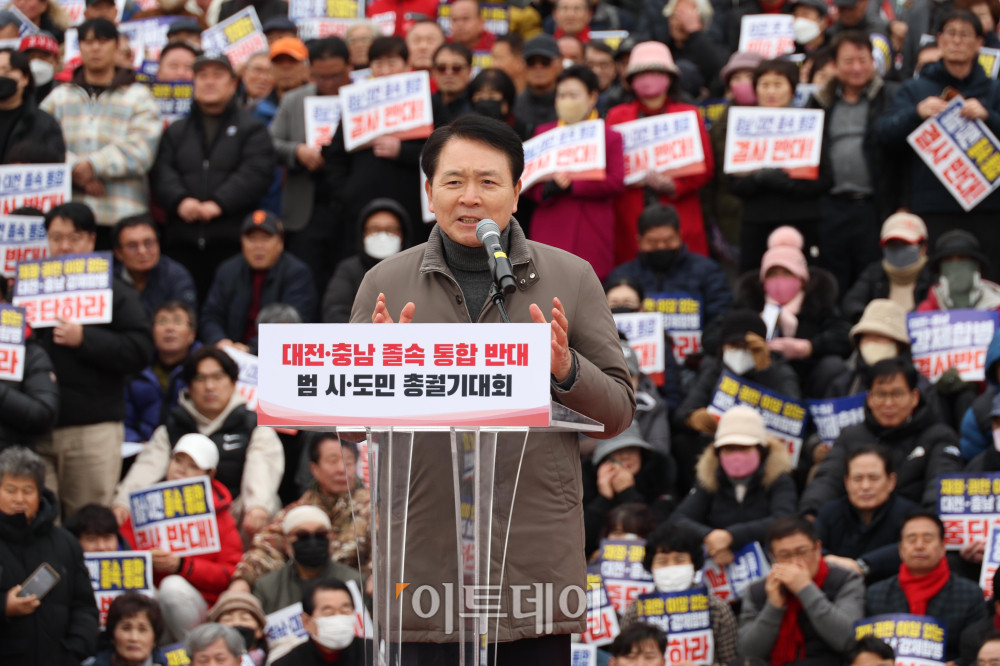 ▲성일종 국민의힘 의원이 24일 서울 여의도 국회 본관 앞 계단에서 열린 대전·충남 졸속 통합 반대 범시·도민 총궐기대회에서 발언을 하고 있다. 이날 국회 법제사법위원회는 여당 주도로 광주전남 통합특별법을  통과시켰다. 대전충남 및 대구경북 통합 특별법은 야당의 반발로 처리가 미뤄졌다. 고이란 기자 photoeran@