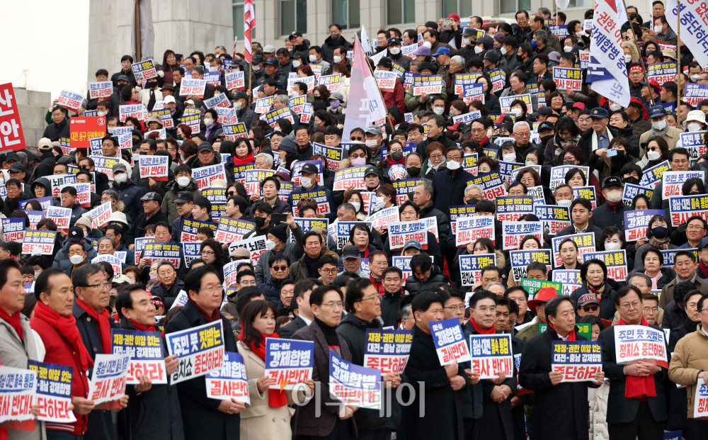▲24일 서울 여의도 국회 본관 앞 계단에서 열린 대전·충남 졸속 통합 반대 범시·도민 총궐기대회에서 참석자들이 피켓을 들고 있다. 이날 국회 법제사법위원회는 여당 주도로 광주전남 통합특별법을  통과시켰다. 대전충남 및 대구경북 통합 특별법은 야당의 반발로 처리가 미뤄졌다. 고이란 기자 photoeran@
