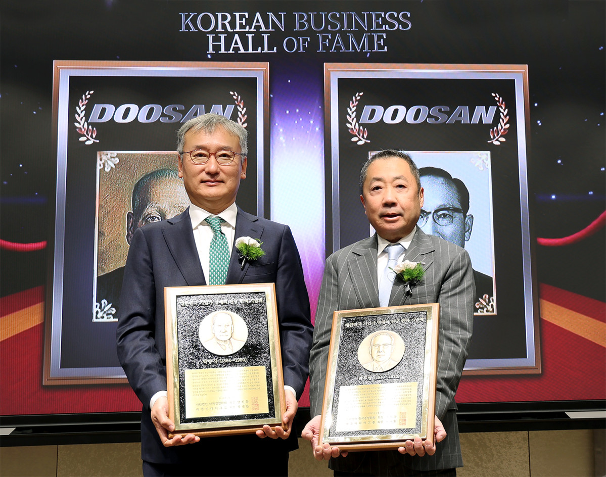 ▲24일 서울 이화여대 경영대학 60주년 기념홀에서 열린 ‘대한민국 기업가 명예의 전당’ 헌액식에서 박정원 두산그룹 회장(오른쪽)이 헌액 기념패를 들고 양희동 한국경영학회 회장(왼쪽)과 함께 기념촬영을 하고 있다. (두산)