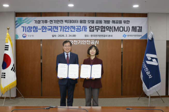 ▲(왼쪽부터) 배계섭 한국전기안전공사 이사와 안희진 기상청 기상서비스진흥국 국장이 업무협약 직후 기념촬영을 하고 있다. (사진제공=기상청)