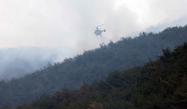 ▲산불 진화 헬기가 24일 오전 경남 밀양시 삼랑진읍에서 산불 진화 작업을 하고 있다. (연합뉴스)