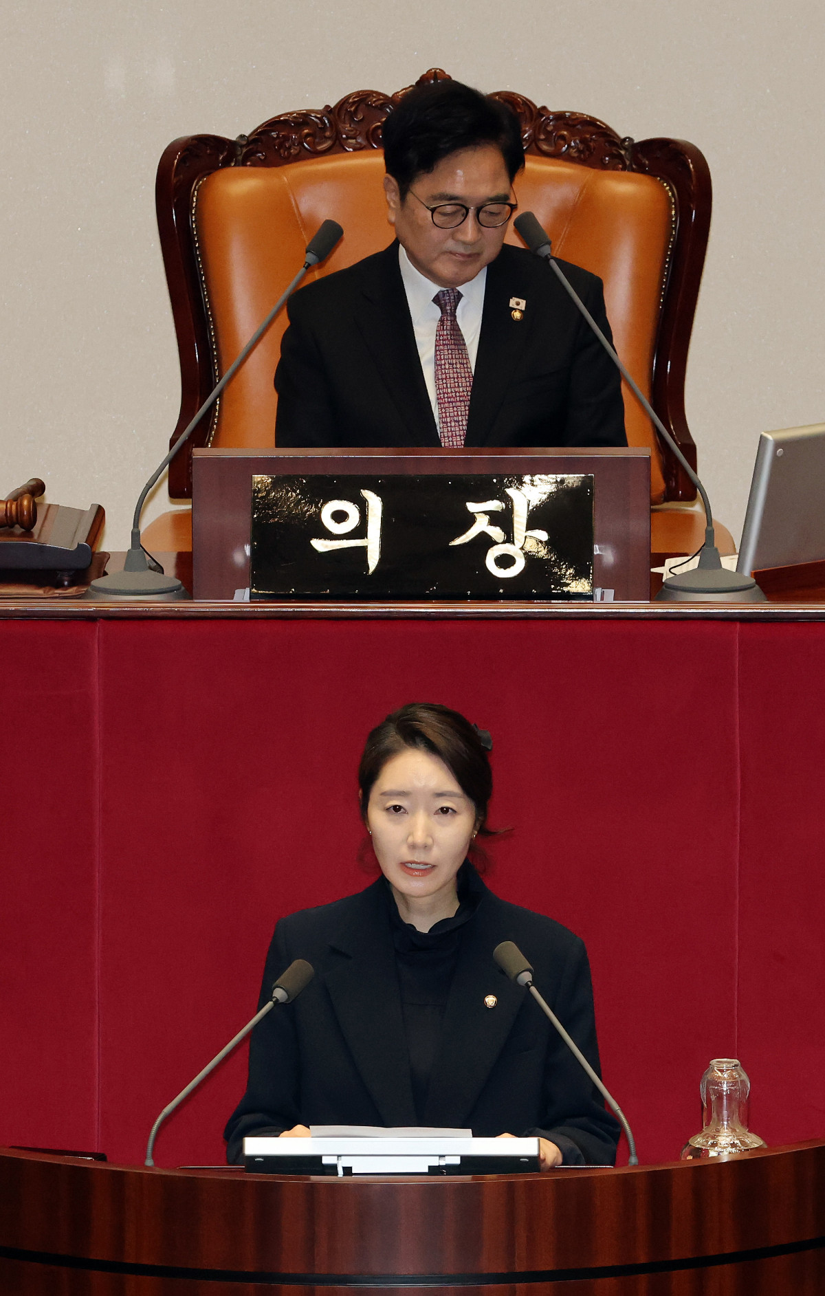 ▲'공천헌금 1억원 수수' 혐의로 구속영장이 청구된 무소속 강선우 의원이 24일 국회에서 열린 2월 임시국회 8차 본회의에서 자신의 체포동의안에 대한 신상 발언을 하고 있다. (연합뉴스)
