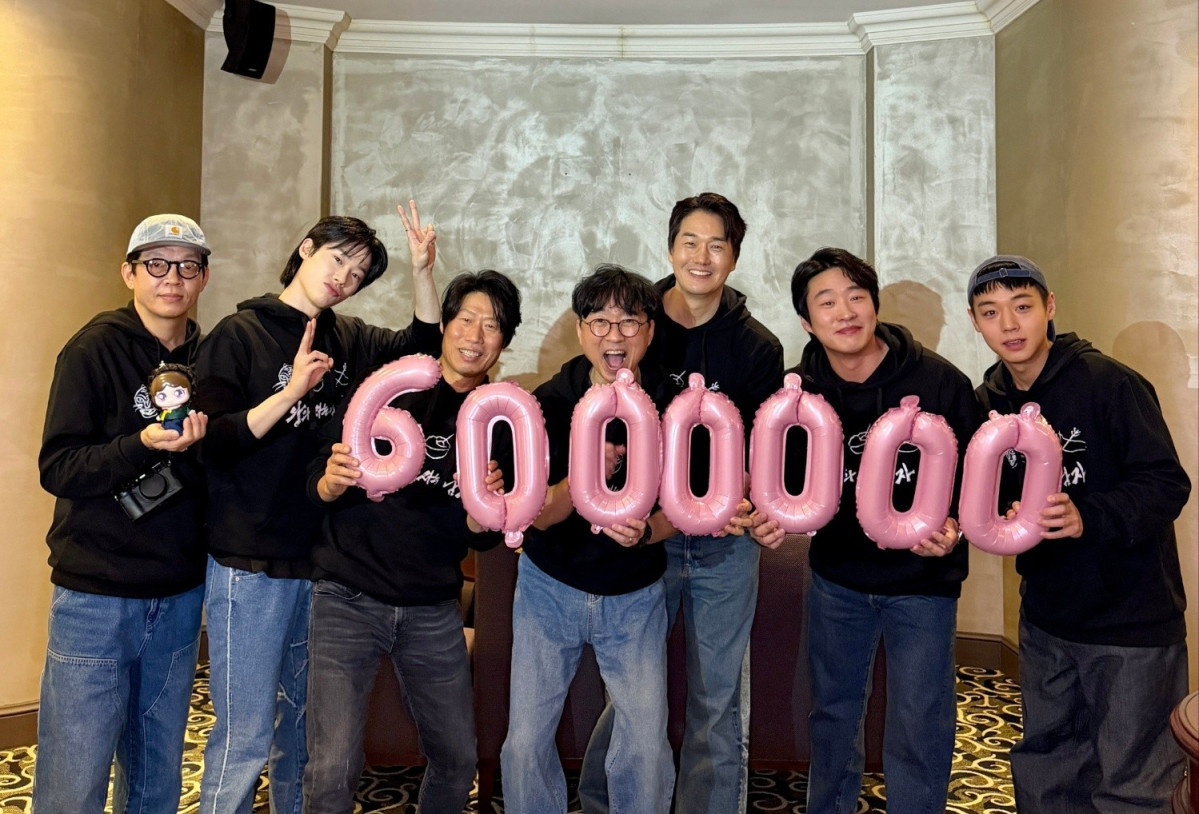 ▲영화 '왕과 사는 남자' 출연 배우들과 장항준 감독이 600만 관객 돌파를 축하하고 있다. (사진제공=쇼박스)