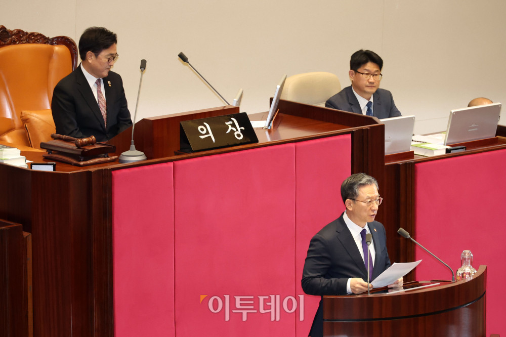 ▲정성호 법무부 장관이 24일 서울 여의도 국회 본회의에서 공천헌금 1억원 수수 혐의를 받는 강선우 무소속 의원의 체포동의요청 이유에 대해 설명하고 있다. 고이란 기자 photoeran@