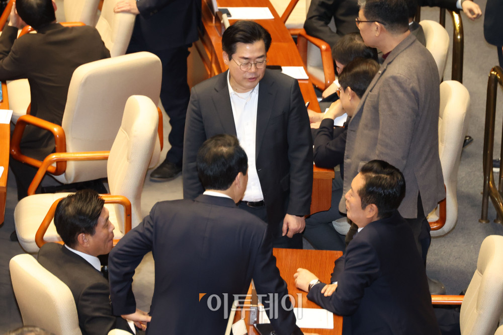 ▲정청래(오른쪽) 더불어민주당 대표와 박찬대 의원 등이 24일 서울 여의도 국회 본회의에서 대화하고 있다. 고이란 기자 photoeran@