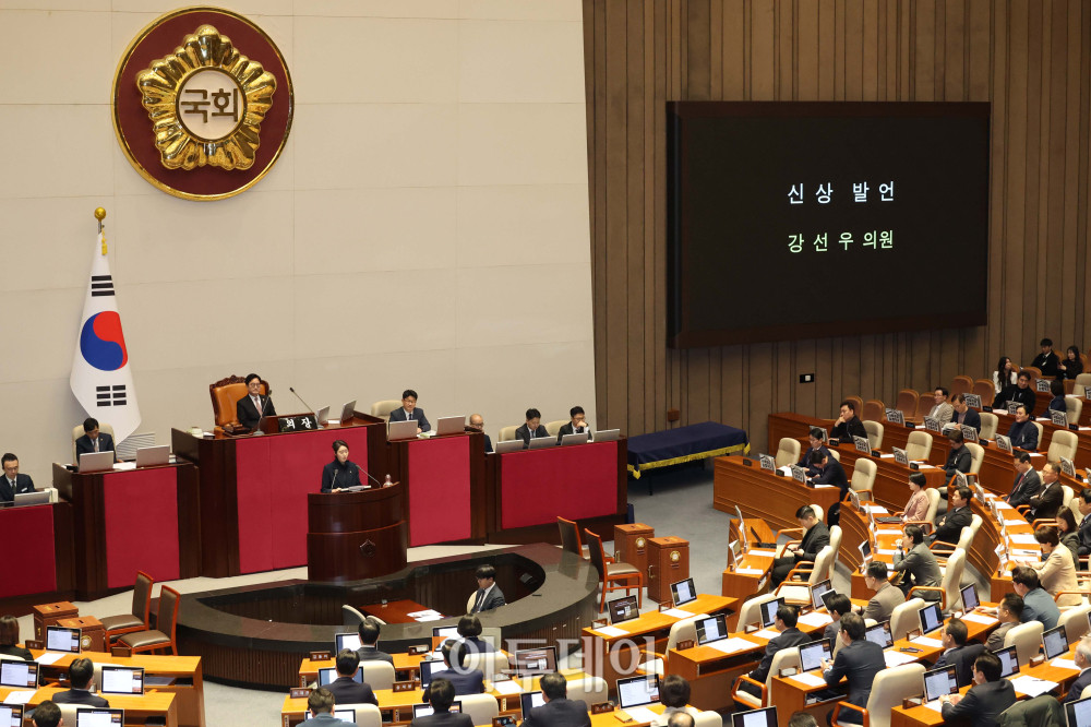 ▲공천헌금 1억원 수수 혐의를 받는 강선우 무소속 의원이 24일 서울 여의도 국회 본회의에서 자신의 체포동의안 관련 신상발언을 하고 있다. 고이란 기자 photoeran@
