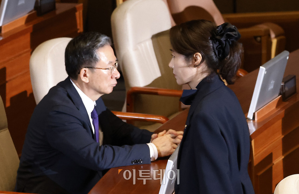 ▲공천헌금 1억원 수수 혐의를 받는 강선우 무소속 의원이 24일 서울 여의도 국회 본회의에서 자신의 체포동의안에 대해 투표를 마치고 퇴장하고 있다. 왼쪽은 정성호 법무부 장관. 고이란 기자 photoeran@