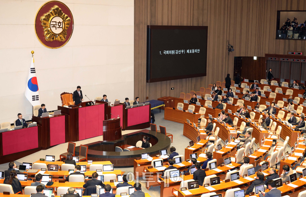▲24일 서울 여의도 국회 본회의에서 공천헌금 1억원 수수 혐의를 받는 강선우 무소속 의원의 체포동의안이 총 투표수 263표, 찬성 164표, 반대 87표, 기권 3표, 무효 9표로 가결되고 있다. 고이란 기자 photoeran@